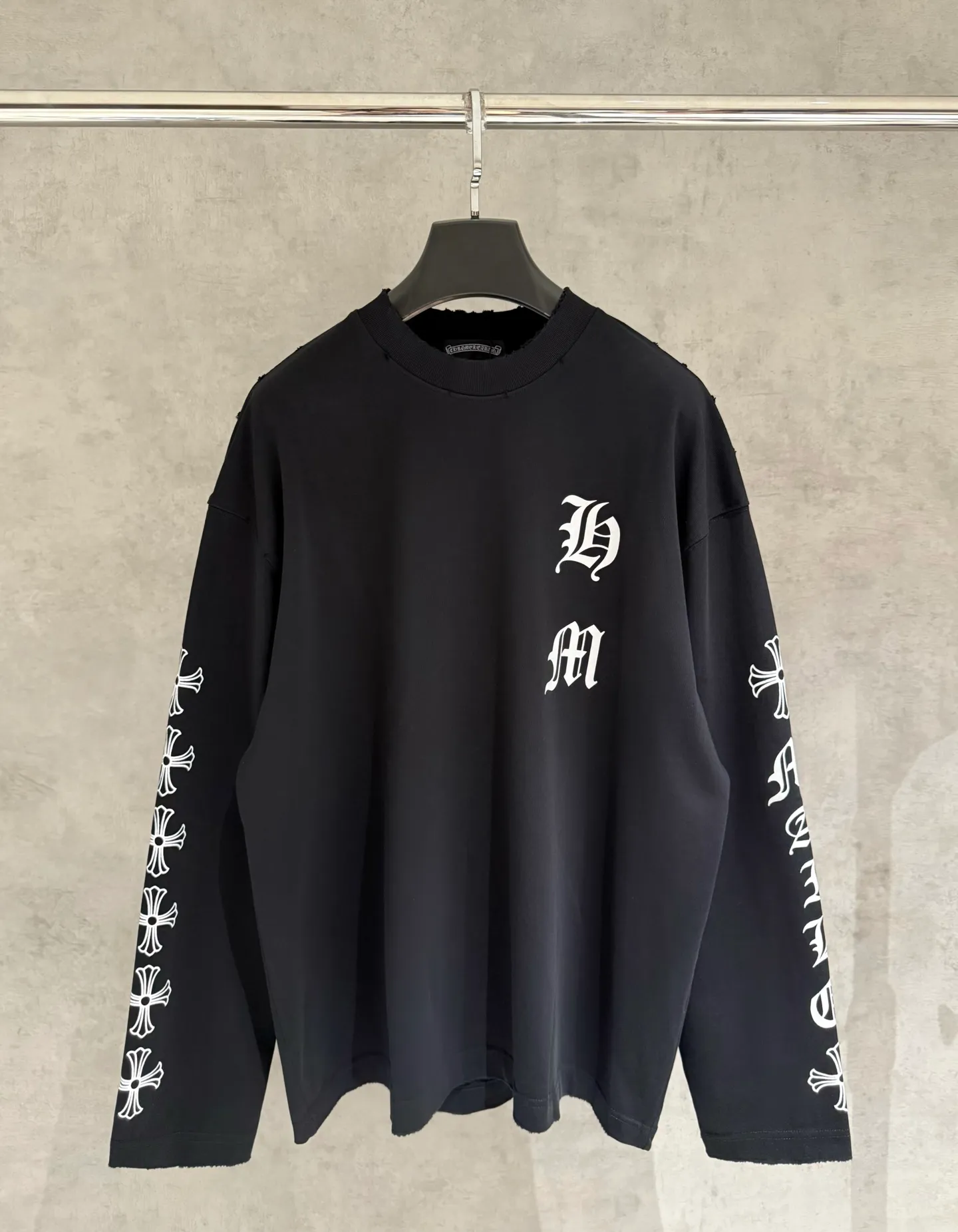 🅿️330 [Strict quality control] CH Crow Heart's new long-sleeved sweatshirt T-shirt. Heavy 340g double yarn fabric. Four flower positions on the front, back and left. Wash the whole garment twice. The four sides are frayed and torn. Heavy fabric. The neckline is made of icy Salona. Loose fit. Deep, wide and stylish. No deformation or shrinkage. Black and white color. Size: M-2xl
